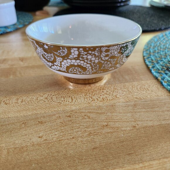 Gold Trimmed Porcelain Rice Bowl Charming Home Pottery - Picture 4 of 4